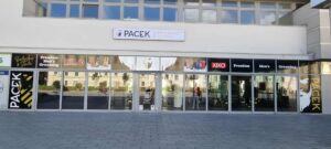 Amikor a láthatóság a márkaépítés alapja – kirakatmatricázás, üzletdekor és cégér a Pacek Barbershop részére